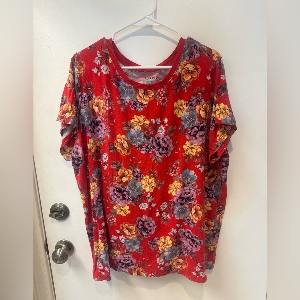 Torrid classic fit Floral Red T-Shirt size 3 / 3XL